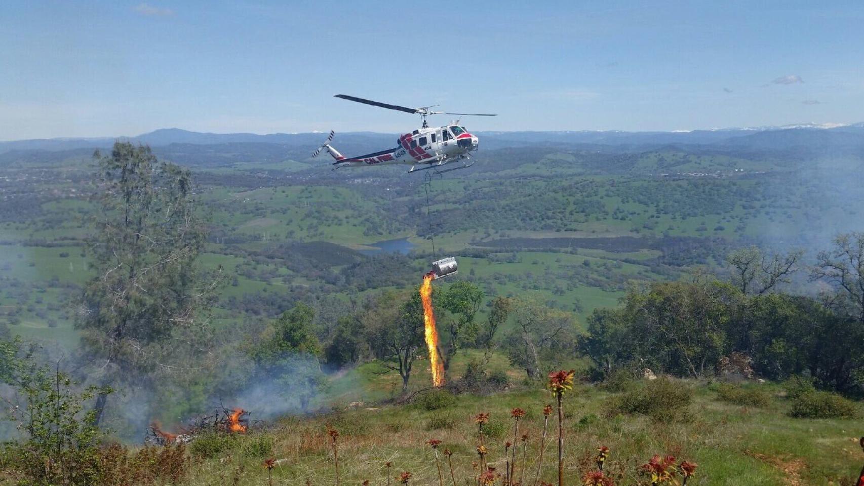 Helitroch arrojando combustible incendiado