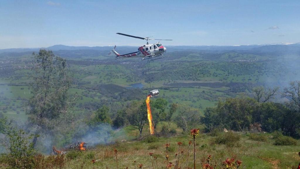 Helitroch arrojando combustible incendiado