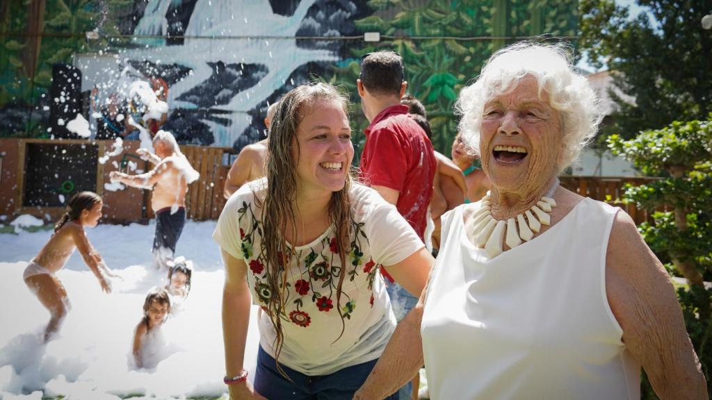 Maite y Pepa, riendo gracias a la fiesta de la espuma.