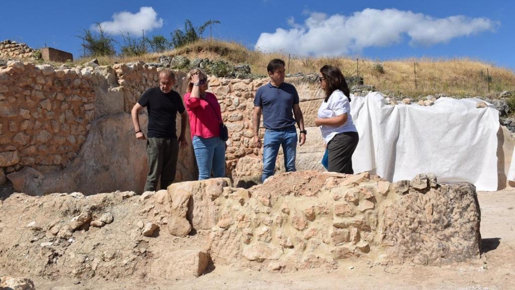 Visita del diputado de Patrimonio de la Diputación de Cuenca, Miguel Ángel Valero, a la ciudad romana de Ercávica