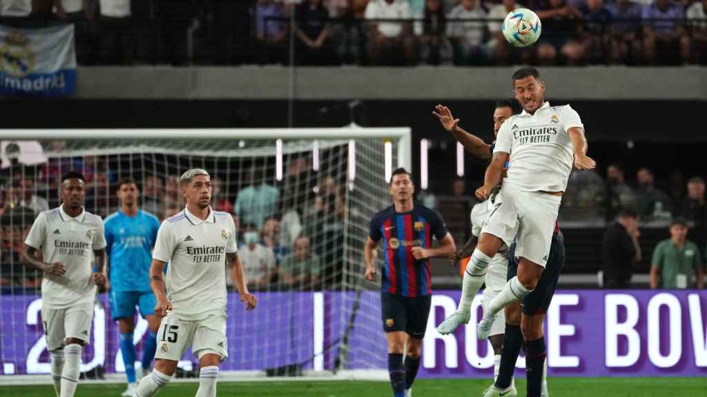 Eden Hazard remata un balón frente a Sergio Busquets durante el Clásico jugado en Las Vegas este 24 de julio