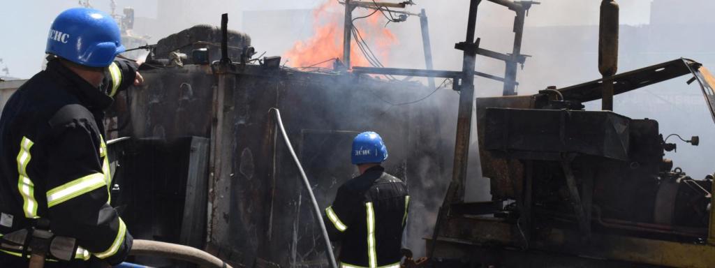 Bomberos ucranianos trabajando en los fuegos provocados por los misiles rusos que impactaron este 23 de julio en el puerto de Odesa