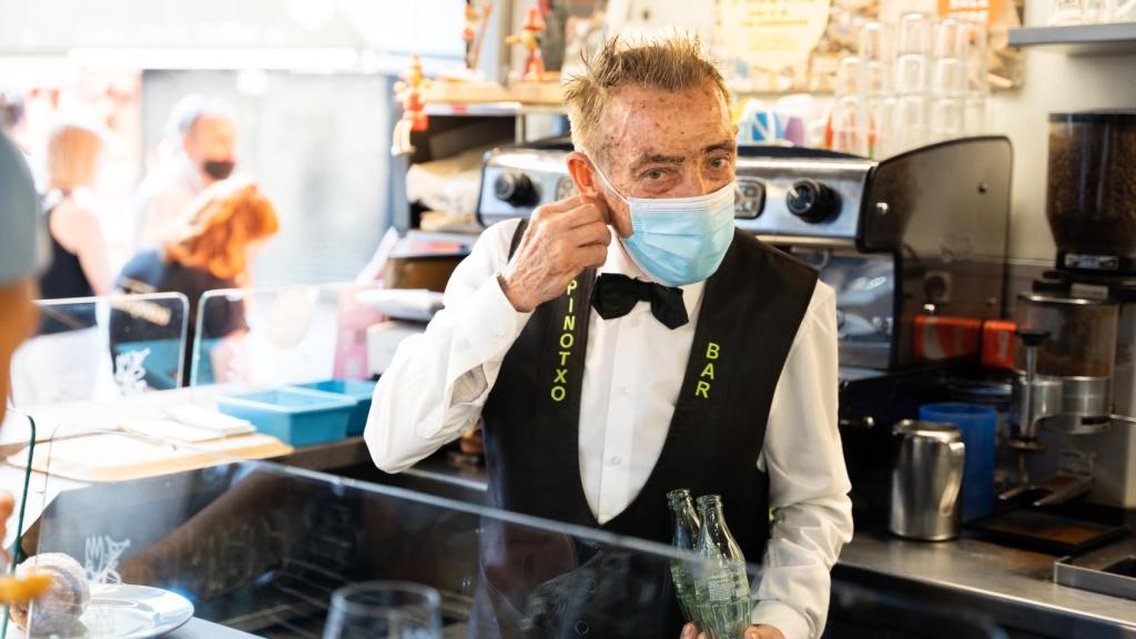 Bayen, detrás de la barra, aún porta mascarilla.