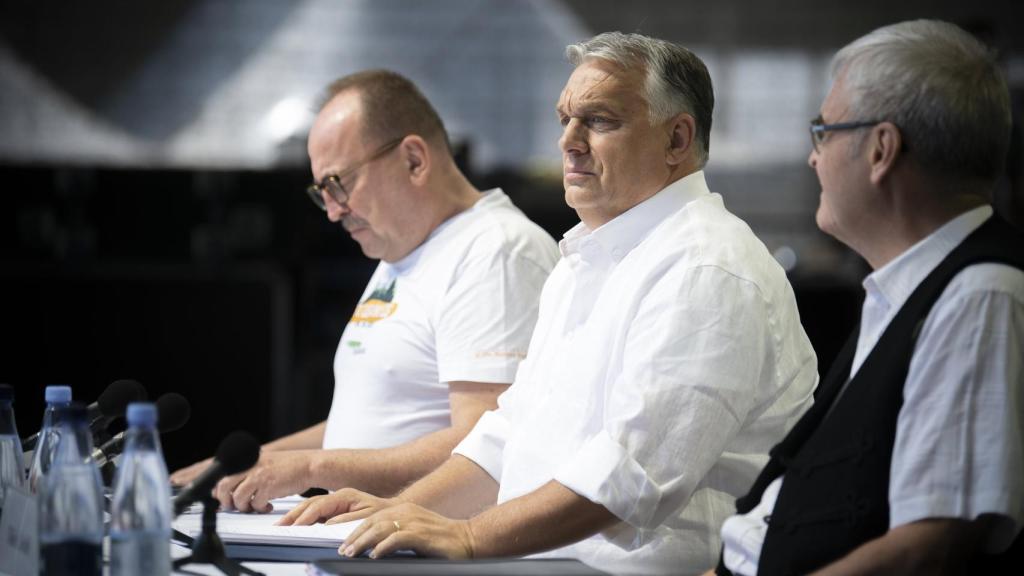 Viktor Orban (c), Zsolt Nemeth (d)  y Laszlo Tokes (i), Presidente del Consejo Nacional Húngaro de Transilvania.