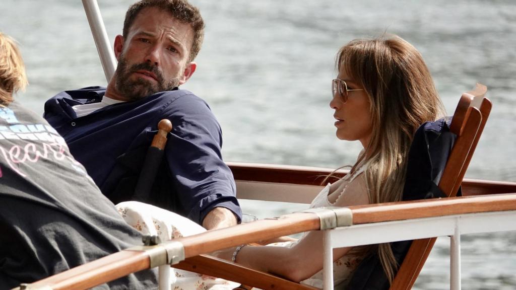 Ben Affleck y Jennifer Lopez durante su paseo por el río Sena.