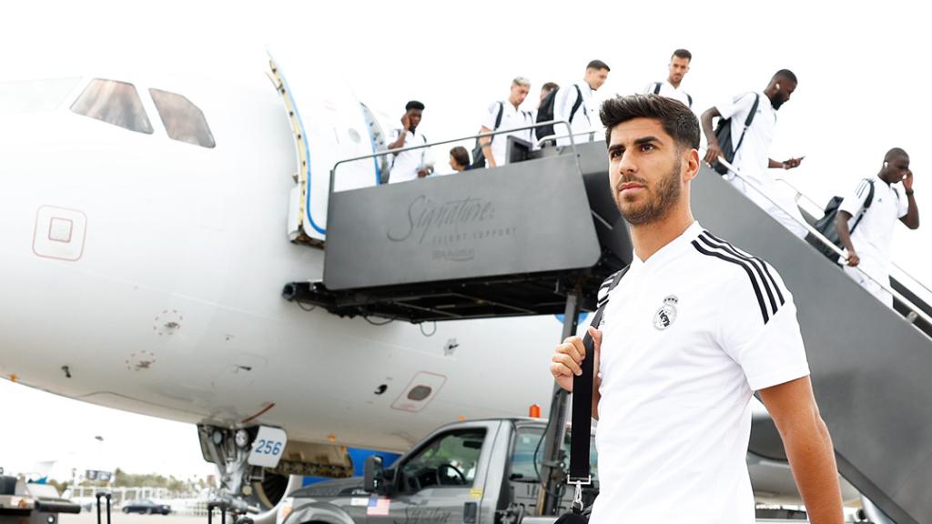 Marco Asensio aterrizando en Las Vegas junto con el resto del equipo