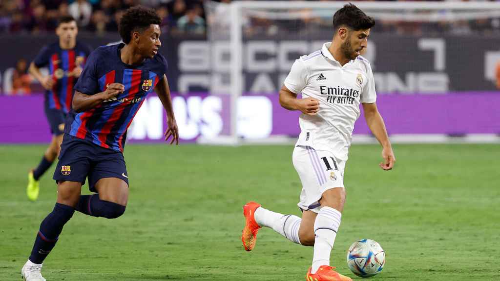 Marco Asensio conduce un balón en El Clásico de Las Vegas contra el Barça