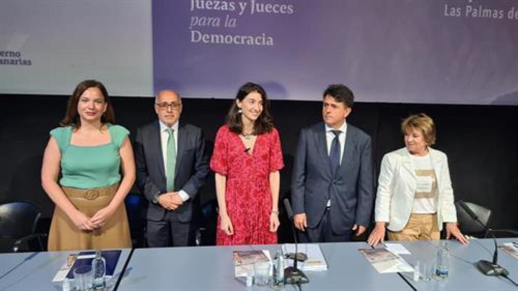 Pilar Llop, en el centro, en el congreso de Juezas y Jueces para la Democracia celebrado en Las Palmas./