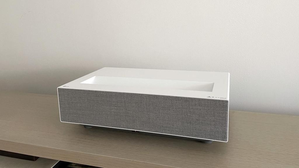 El proyector LG CineBeam HU715Q prácticamente pegado a la pared.