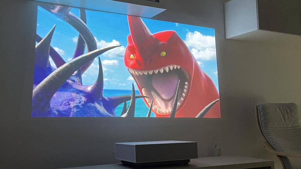 El proyector LG CineBeam HU715Q con una película.