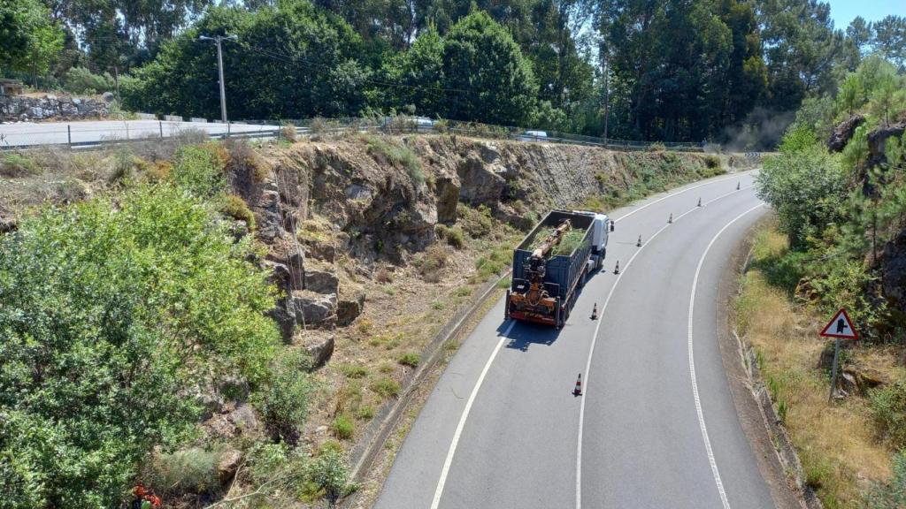 Efectivos de Seaga realizan trabajos en una carretera autonómica.