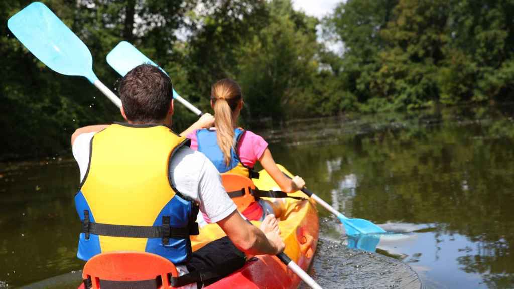 Foto de archivo de dos personas en canoa.