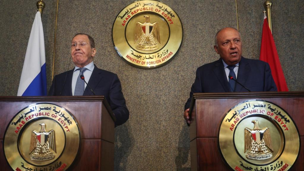 Sergei Lavrov (i) junto a su homólogo egipcio, Sameh Shoukry (d).