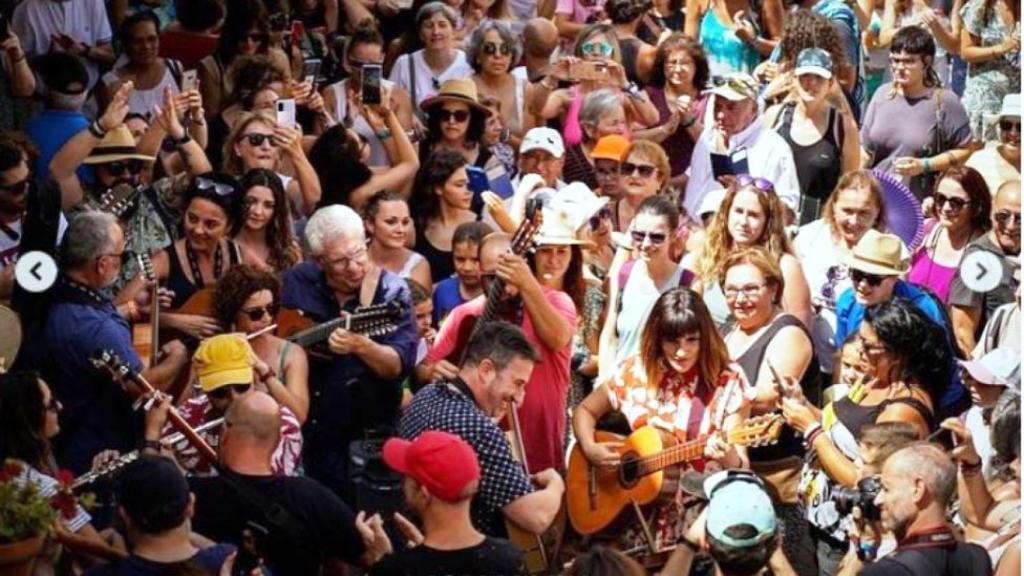 Rozalén cantando en las calles de Letur.