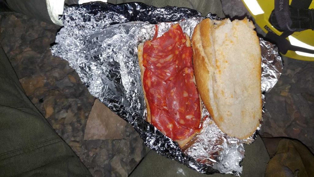 Cena proporcionada por la Junta de Castilla y León a los BRIF del incendio de Quintanilla del Coco sobre su cena