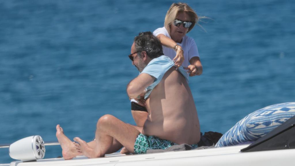 Susana ayuda a Jaime a ponerse la camiseta.