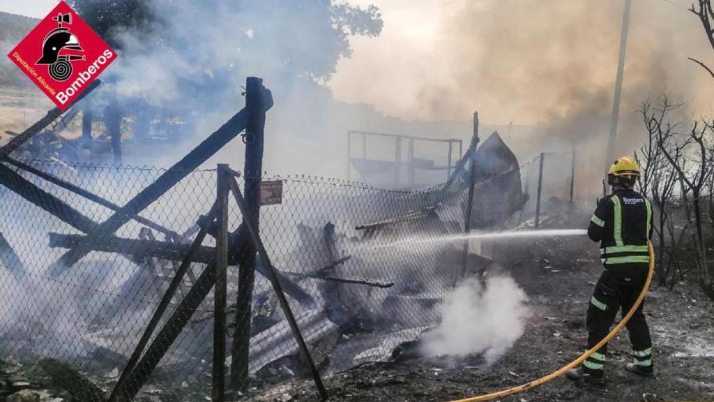 Uno de los efectivos trabajando en el incendio de Pinoso.