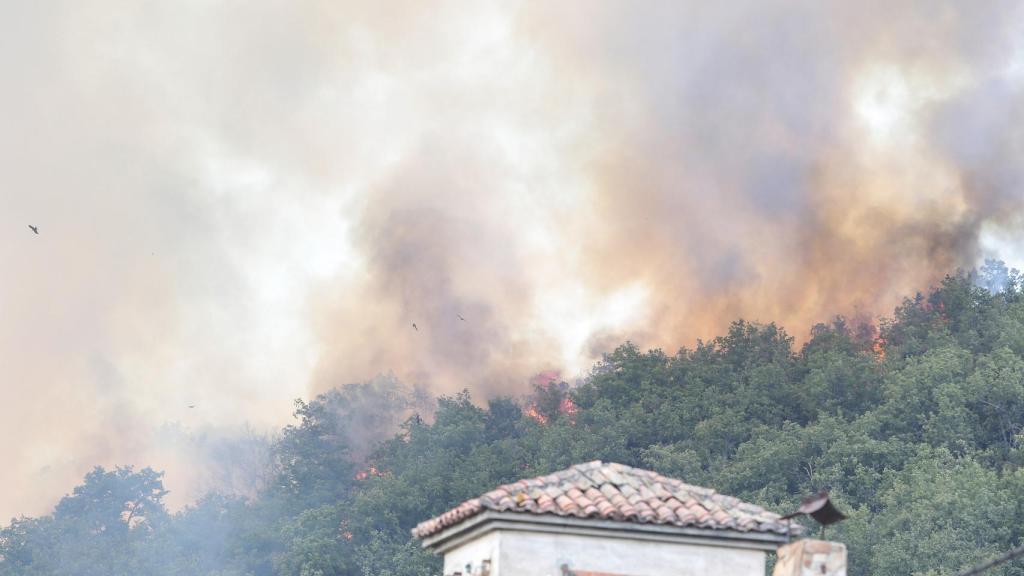 Incendio en el barrio de la Estación de Matallana de Torío (León)