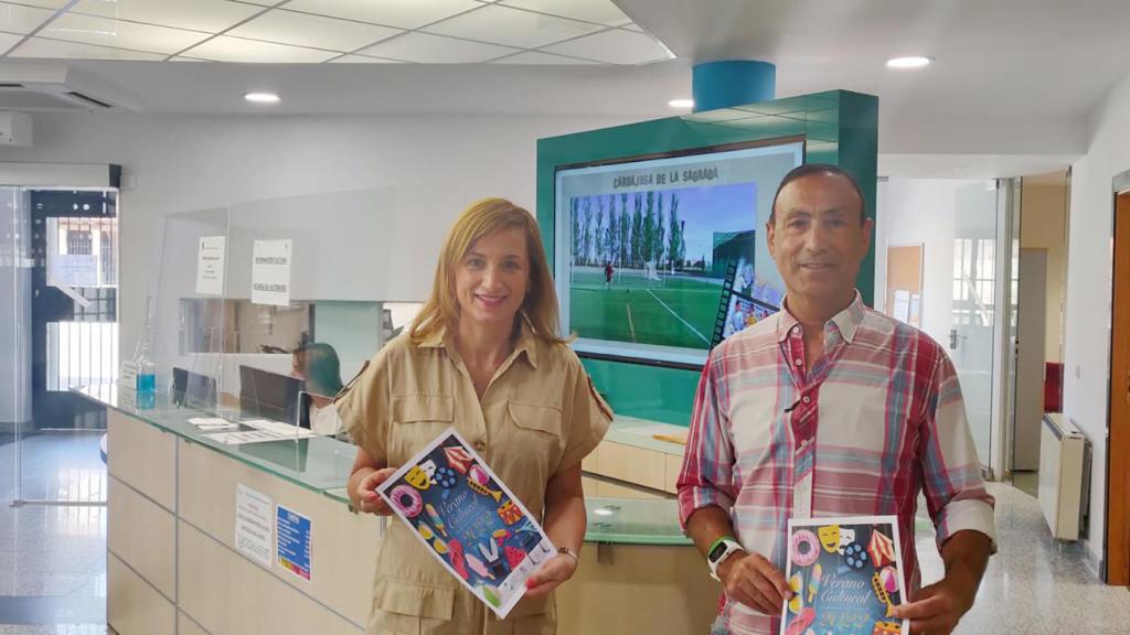 La concejala de Cultura y Fiestas, Teresa Sánchez, acompañada por el alcalde, ha presentado esta mañana el programa de actividades
