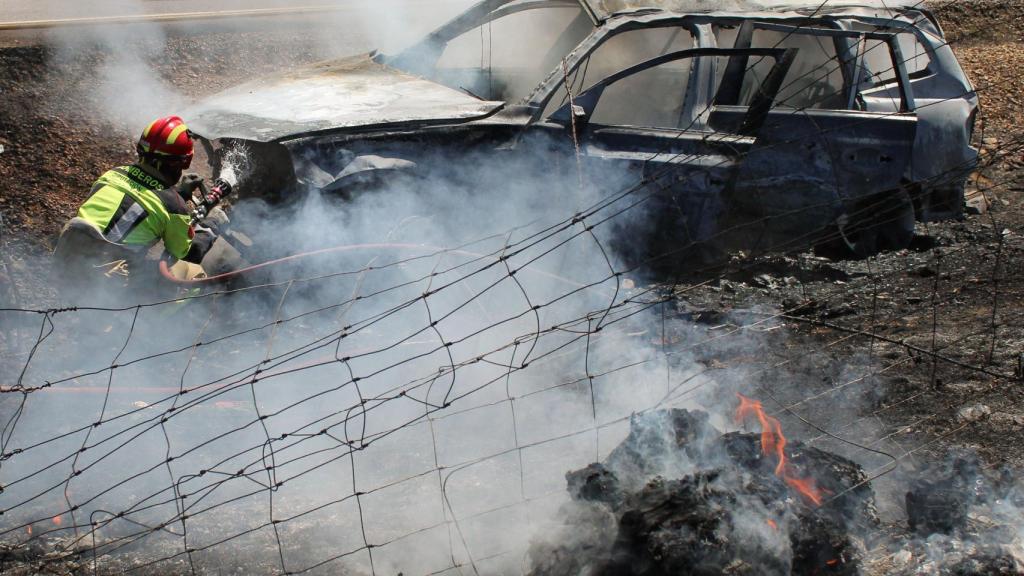 Los tres ocupantes pudieron salir del vehículo antes que el coche se calcinara completamente.