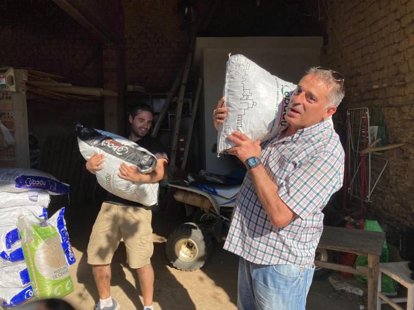 Momento de la entrega de uno de los cargamentos de alimentos para el ganado, este sábado en la localidad zamorana de Tábara