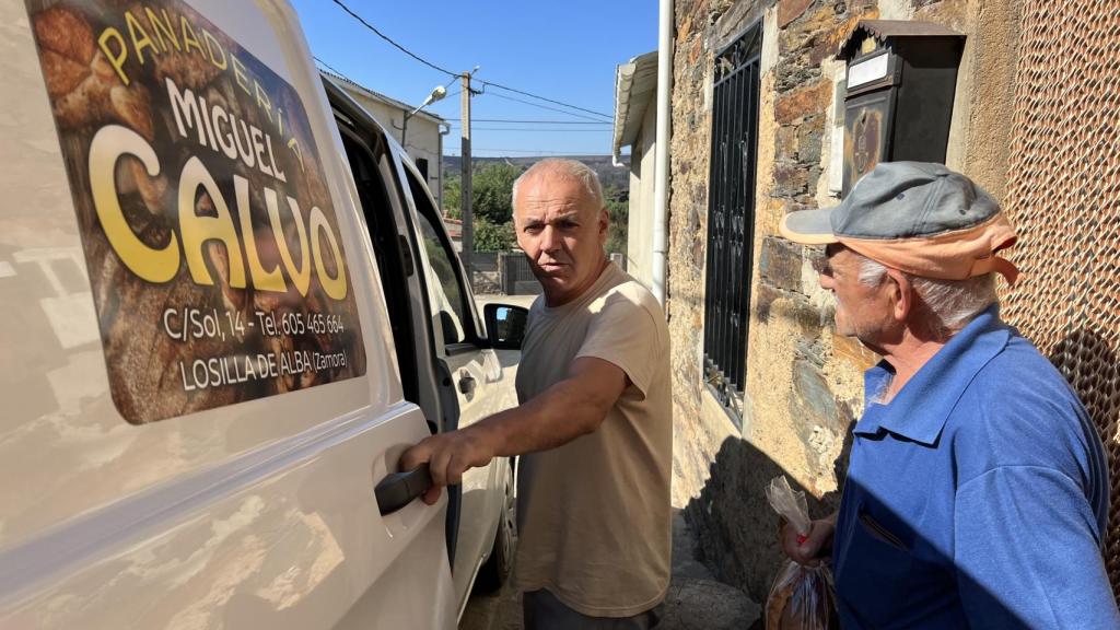 El panadero llega a Losacio, una de las zonas afectadas por graves incendios