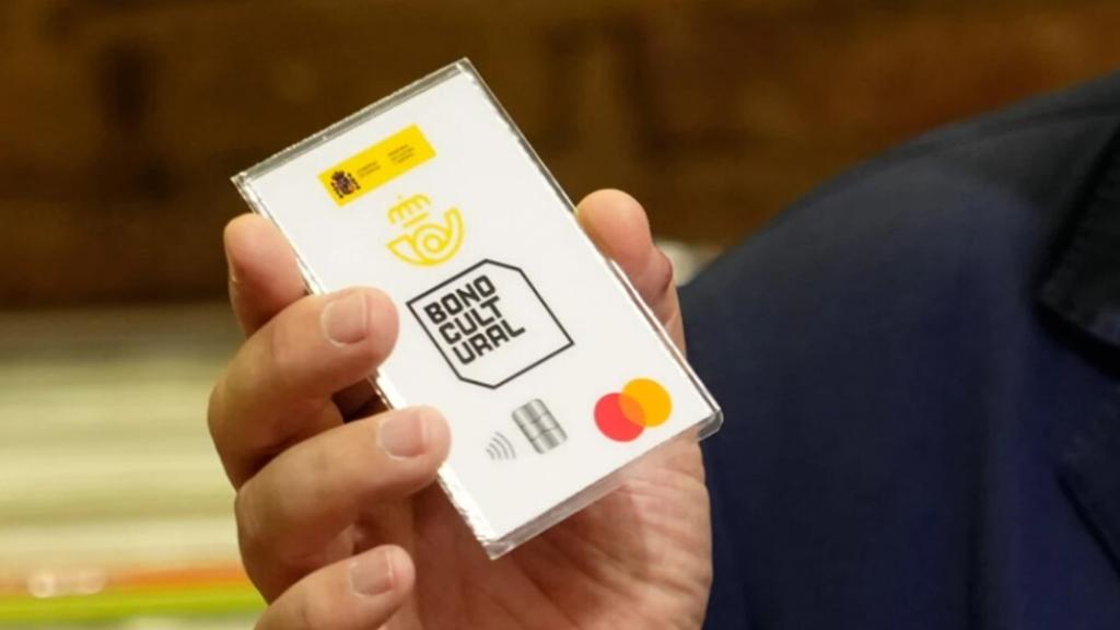 Miquel Iceta con el Bono Cultural Joven de 400 euros para jóvenes de 18 años.