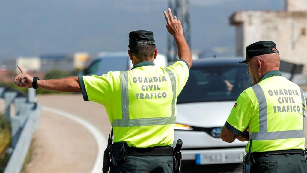 Dos guardias civiles regulando el tráfico.