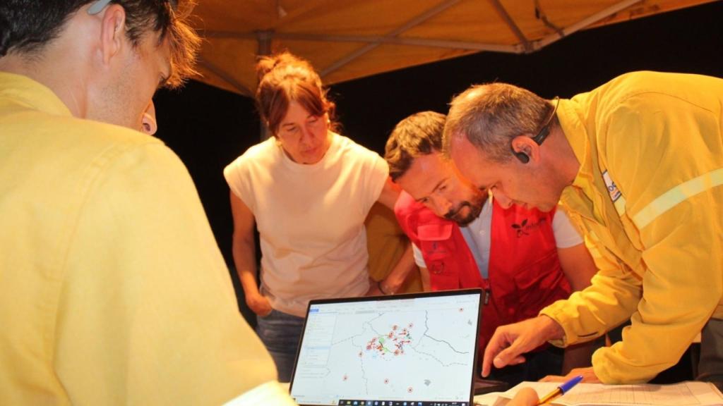 Los consejeros José Luis Escudero y Blanca Fernández en las labores de control del fuego de Malagón (Ciudad Real)