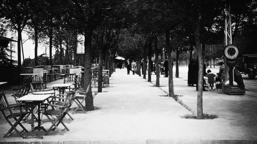 Fotografía del siglo pasado del paseo de Rosales, en Madrid.