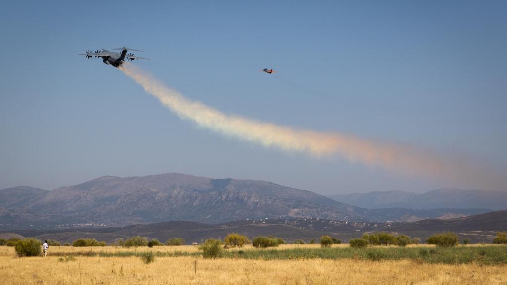 Airbus A400M ascendiendo tras el lanzamiento del agua