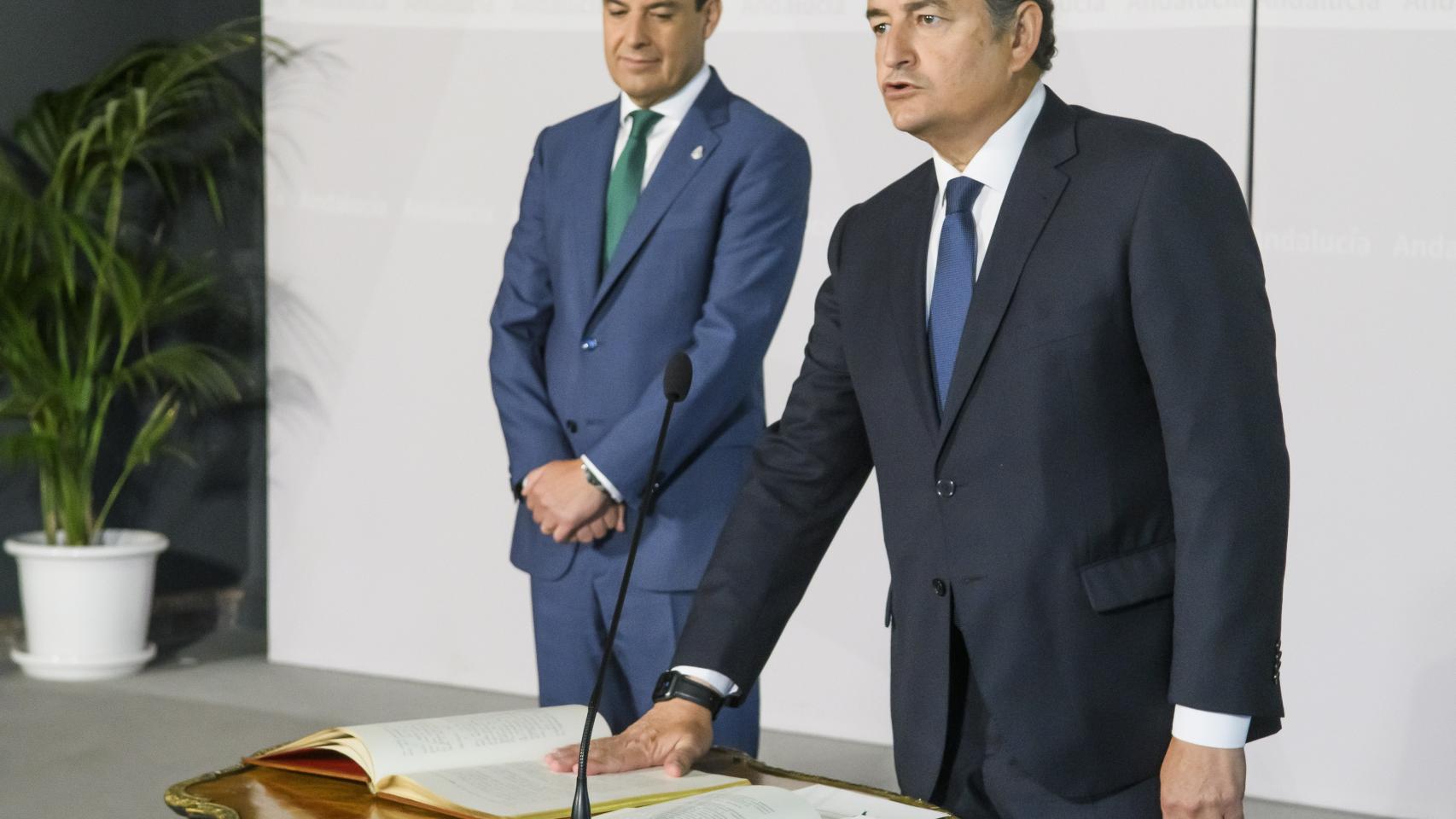 El nuevo consejero de la Presidencia, Antonio Sanz, con el presidente de la Junta, Juanma Moreno