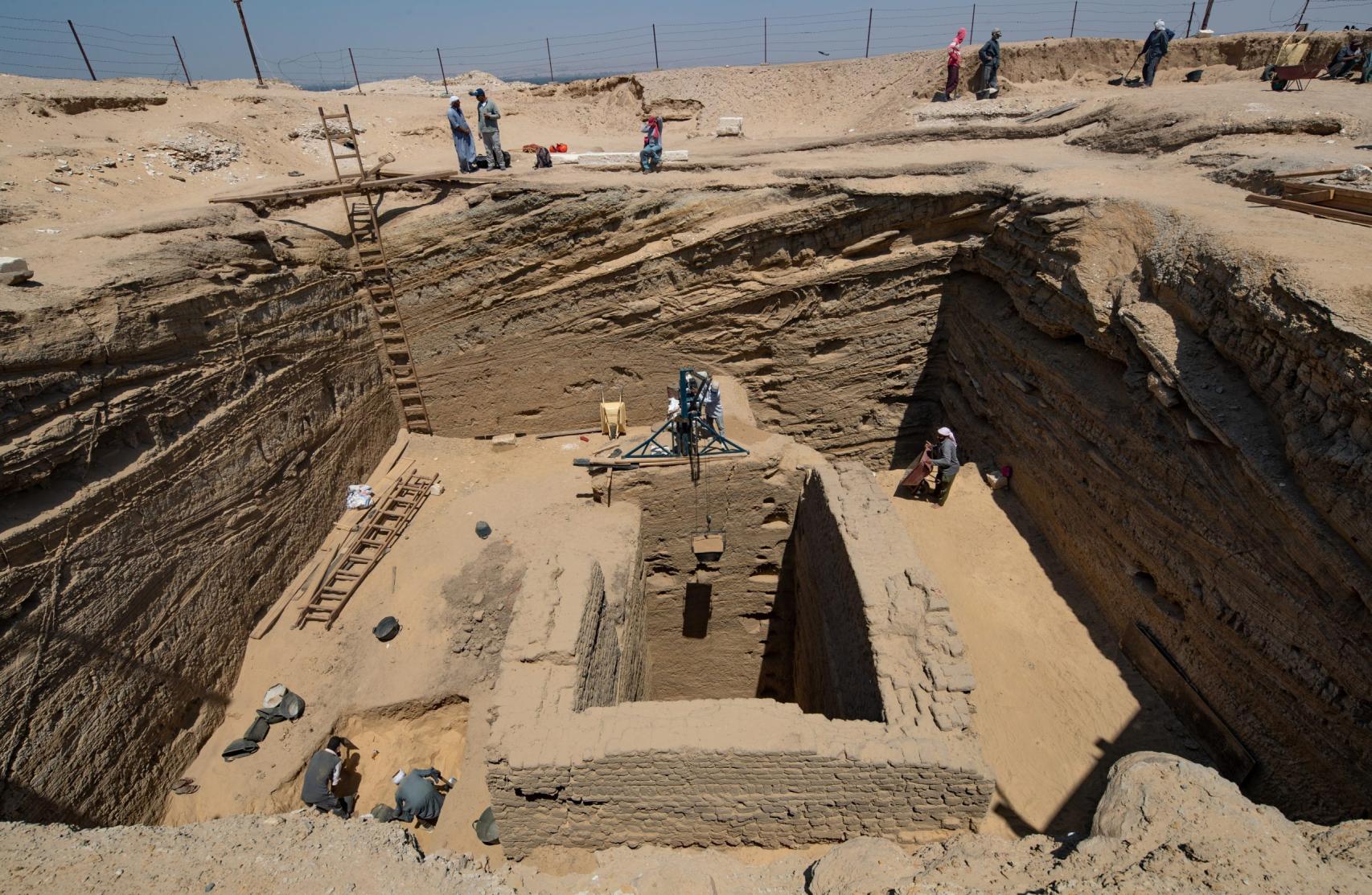Excavación del pozo funerario de Abusir.