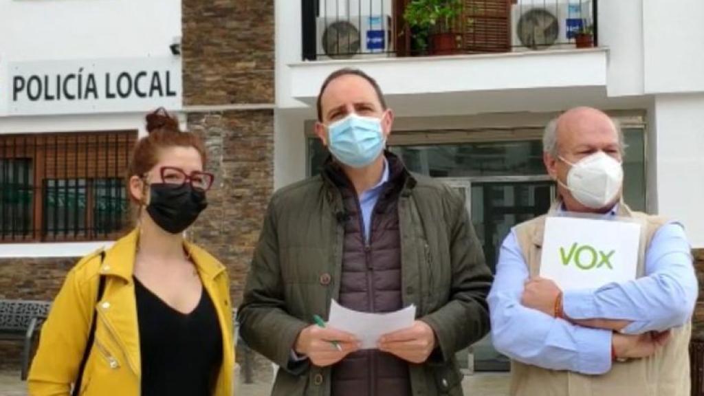 Juan María Rivas, a la derecha, en un acto de Vox junto a otras dos personas.