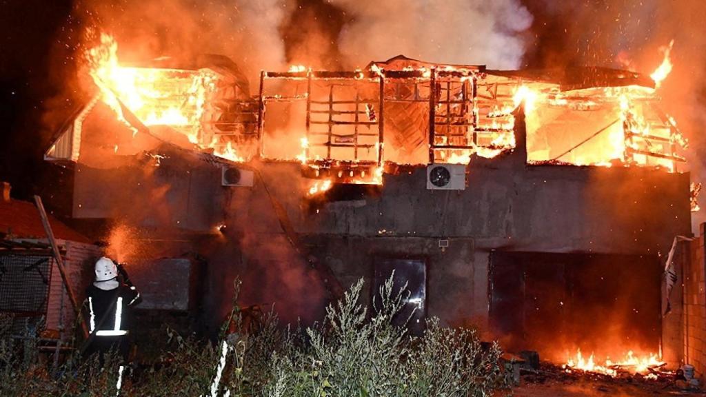 Así ha quedado un edificio en Mikolaiv tras un ataque ruso.