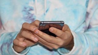 Detienen a dos adolescentes por difundir un vídeo sexual de una pareja de amigos en un pueblo de Alicante