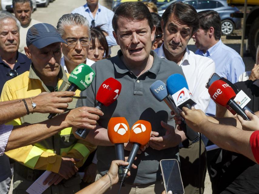 El presidente de la Junta, Alfonso Fernández Mañueco, junto al consejero de Medio Ambiente, Juan Carlos Suárez-Quiñones, en su visita al puesto de mando avanzado de Quintanilla del Coco, este martes.