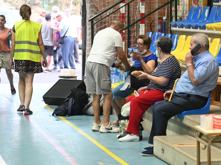 Vecinos de la zona afectada por el incendio de Quintanilla del Coco son evacuados a la localidad de Salas de los Infantes, este domingo.