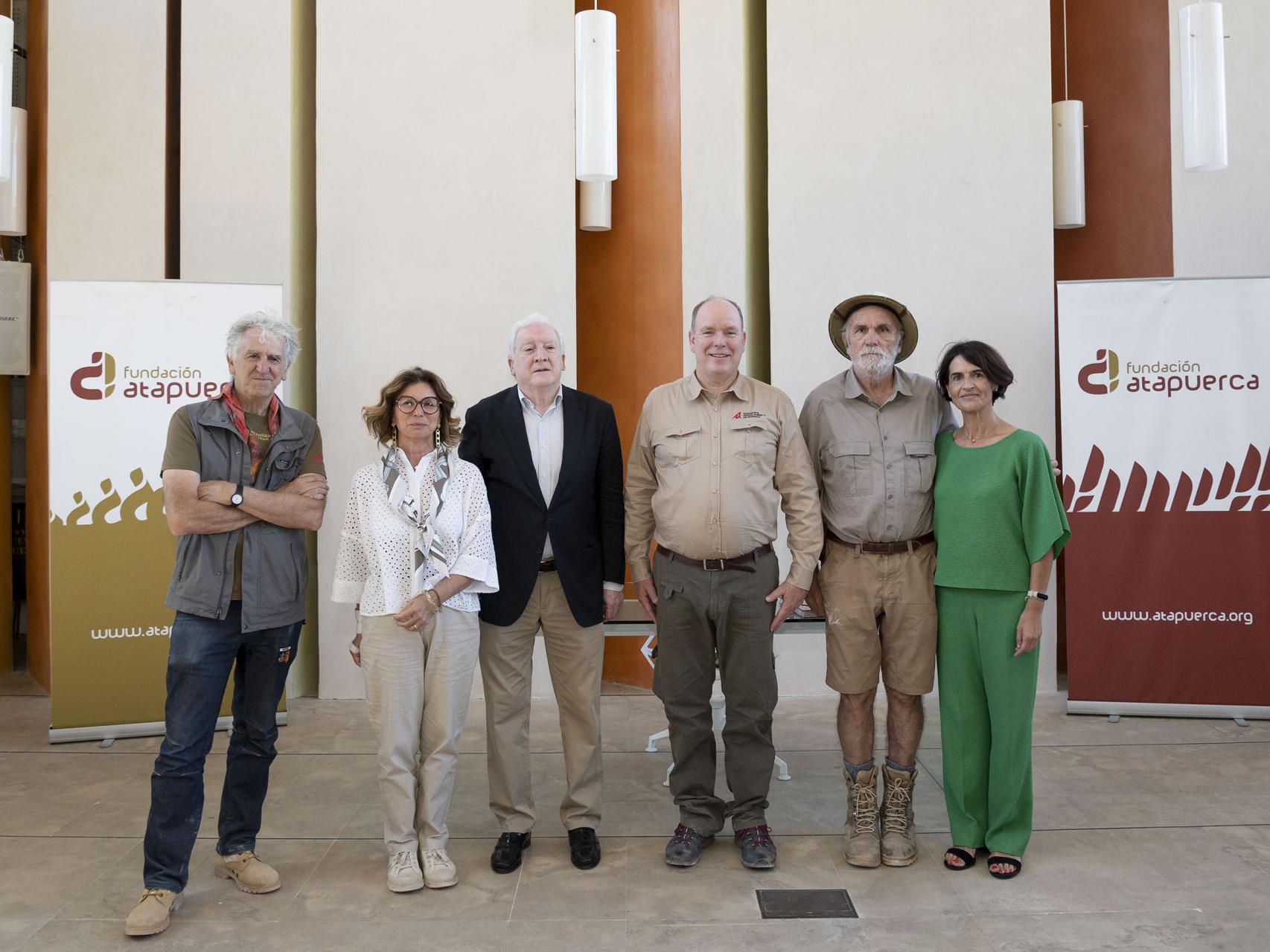 El príncipe Alberto II de Mónaco durante su visita a la Fundación Atapuerca.