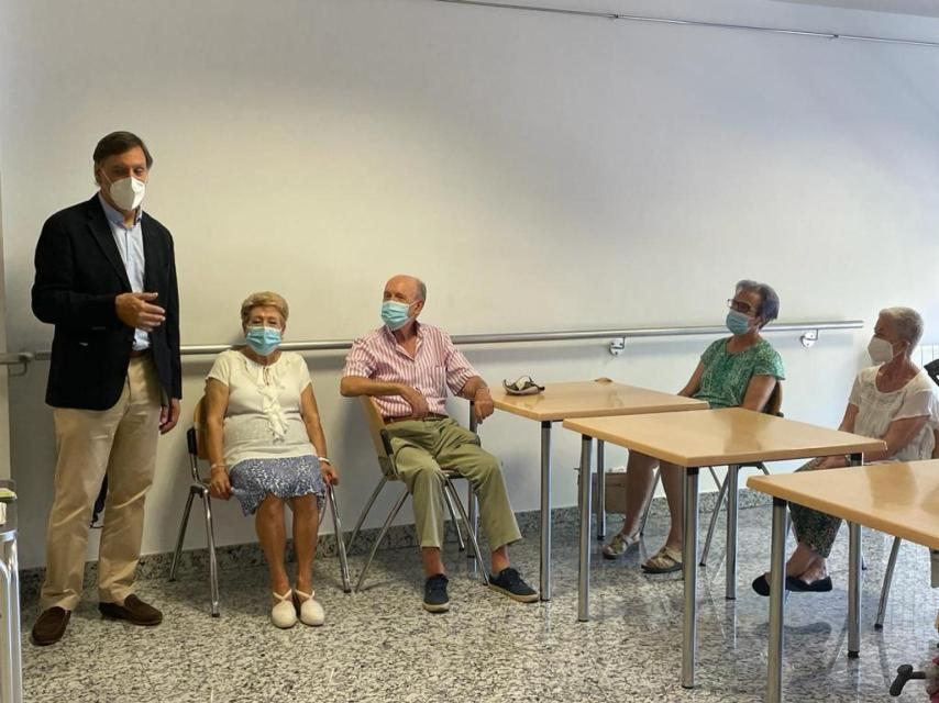 El alcalde de Salamanca, Carlos García Carbayo, celebra el 'Día de los abuelos'