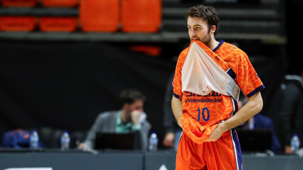 Mike Tobey antes de un partido con el Valencia Basket