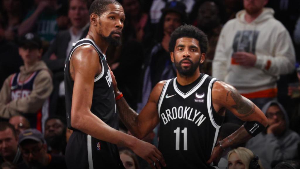 Kevin Durant y Kyrie Irving durante un partido de lo Brooklyn Nets