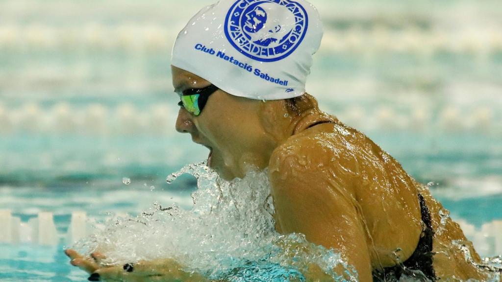 Catalina Corró durante una competición con el Club de Natación Sabadell