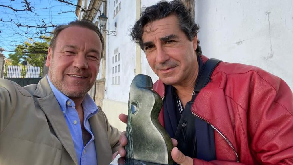 Javier Palacios, heredero del legado del maestro Granero y director artístico de 'Medea', y Antonio Márquez, con el Premio del Público otorgado por los espectadores de la 25ª edición del Festival de Jerez por esta obra