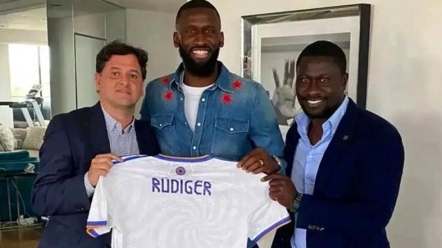 Juni Calafat, Antonio Rüdiger y Sahr Senesie celebran el fichaje por el Real Madrid