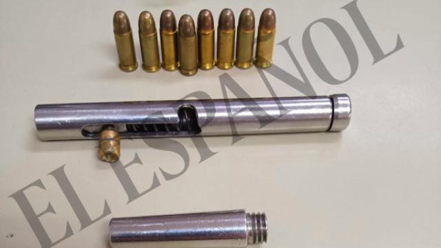 Arma casera fabricada por el yihadista y los cartuchos que se le incautaron.