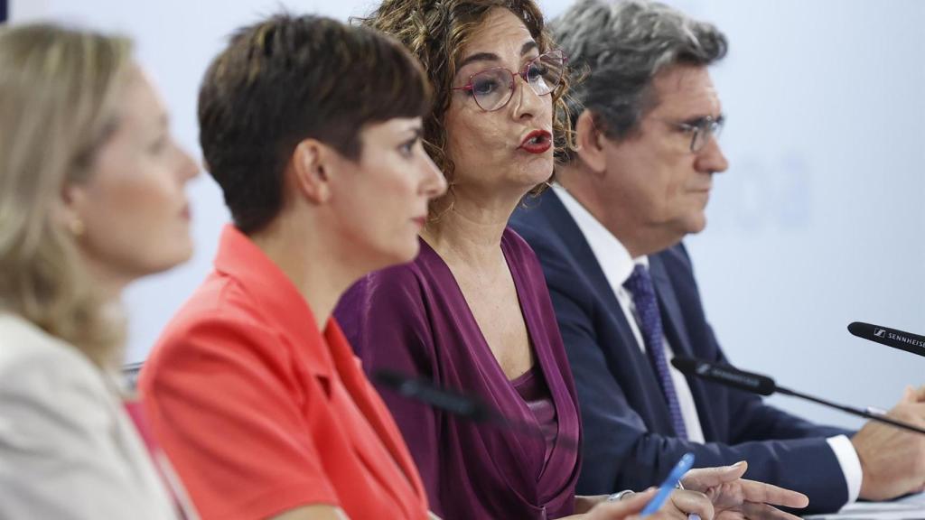 La vicepresidenta primera del Gobierno, Nadia Calviño; la ministra portavoz Isabel Rodríguez; la ministra de Hacienda, María Jesús Montero y el ministro de Inclusión, José Luis Escrivá, durante el Consejo de Ministros de este martes.