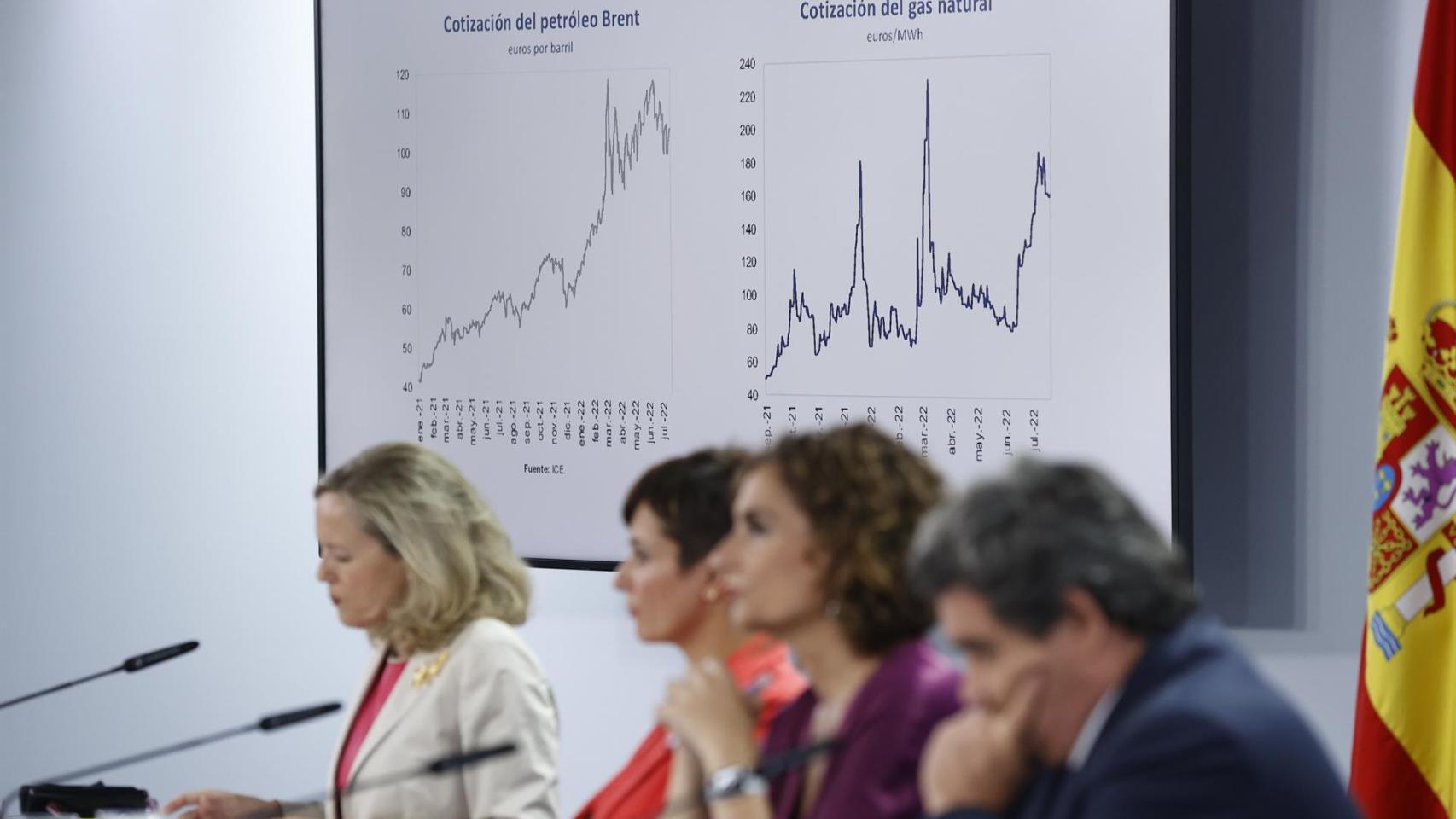 En primer plano, José Luis Escrivá, ministro de Seguridad Social; María Jesús Montero, ministra de Hacienda; la portavoz Isabel Rodríguez y la vicepresidenta primera Nadia Calviño en la rueda de prensa del Consejo de Ministros del martes.