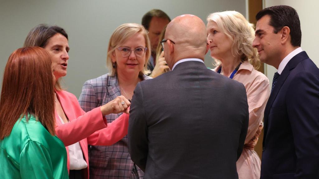 La vicepresidenta Teresa Ribera conversa con sus colegas durante la reunión de emergencia de ministros de Energía de la UE de este martes