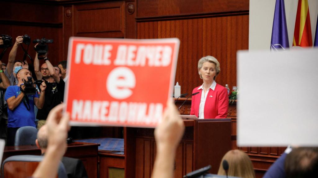 La presidenta de la Comisión Europea Ursula von der Leyen, en el Parlamento de Macedonia del Norte.